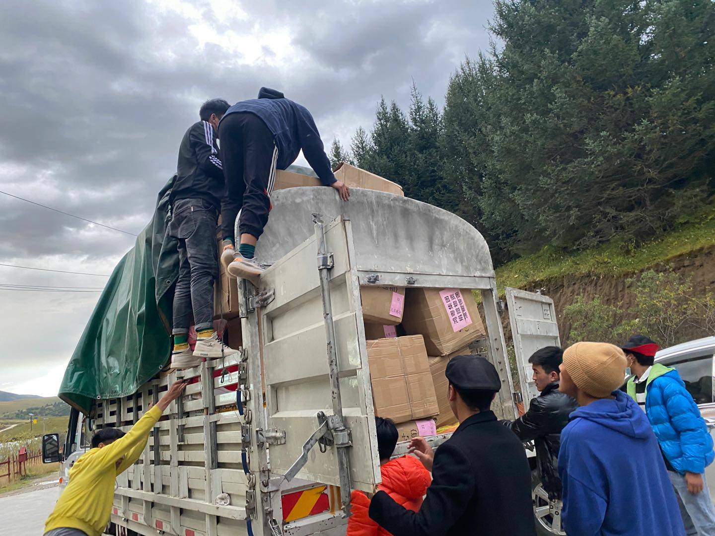 星空网页版登录入口-星空(中国)公益回顾丨家国同欢月同圆 温暖满载甘孜州(图5)