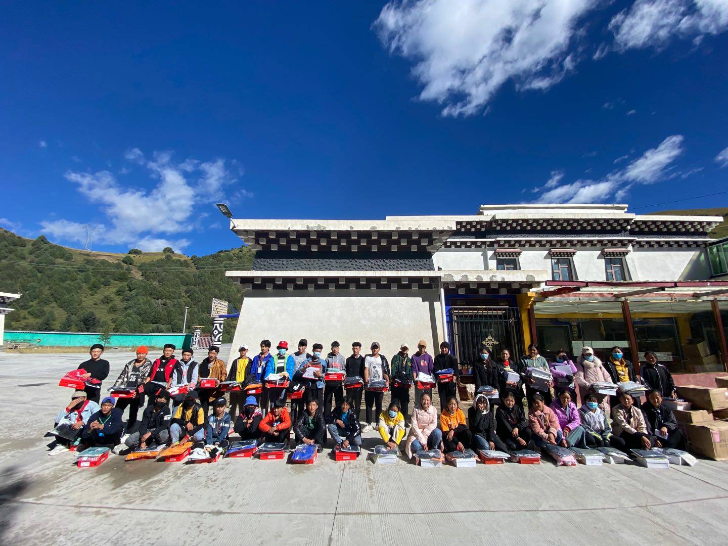 星空网页版登录入口-星空(中国)公益回顾丨家国同欢月同圆 温暖满载甘孜州(图8)